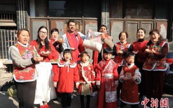 外国友人浙江小镇赶大集，沉浸感受传统中国年