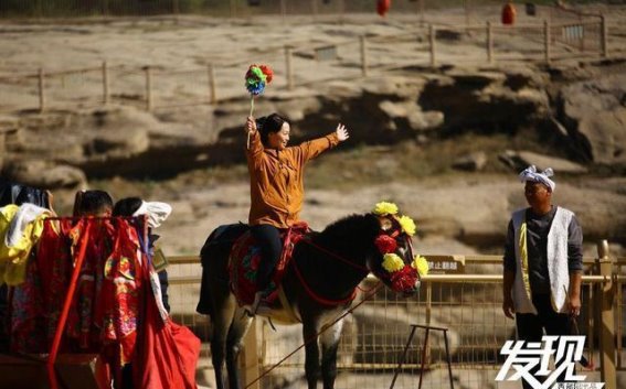 黄河壶口瀑布的彩虹奇迹：深秋的自然交响曲