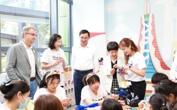 《疯狂动物城与温暖医疗：浙大儿院迪士尼欢乐屋的温馨启航》