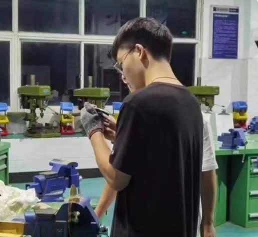杭州高职小伙一毕业被开18万年薪，手上有技术，甚至年薪可以50万