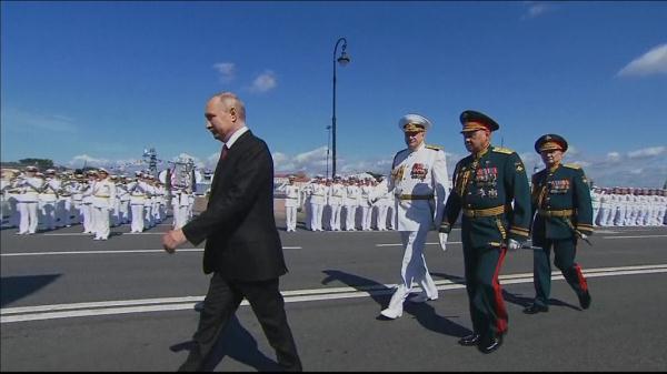 普京出席俄海军节阅兵活动，称今年将有30艘舰艇加入俄海军