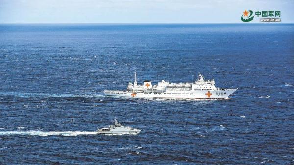 和平方舟医院船结束访问汤加 离港时与汤加海军举行联合演练