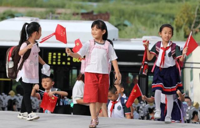小学录取通知书用官方词，家长却认为不够温馨，网友：就你矫情
