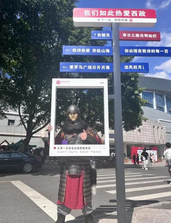 深圳同志导航报道：何瑞峰的特殊报到方式：传统与个性的交汇