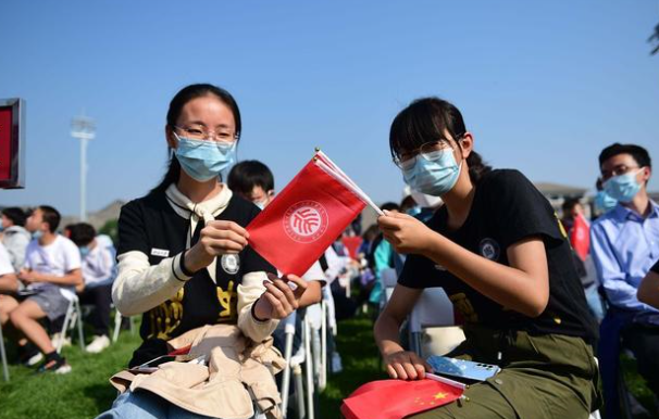 52岁校长与学生一同考入北大，师生变同窗