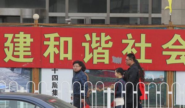深圳同志导航报道：广西贺州一中学小卖部一年经营权卖224万元