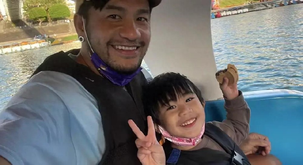 熊导航报道：恭喜！49岁张震岳办隆重婚礼，老婆貌美开朗喝酒跳舞，儿子已5岁