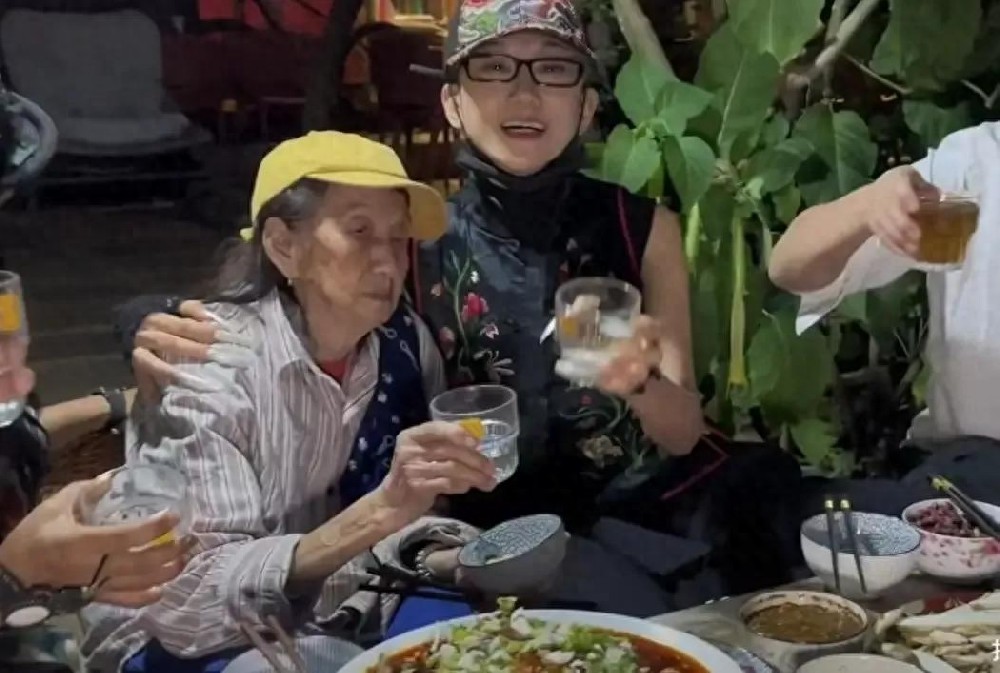 熊导航报道：64岁杨丽萍回老家大摆家宴！白色长指甲格外吸睛，母亲一脸不高兴