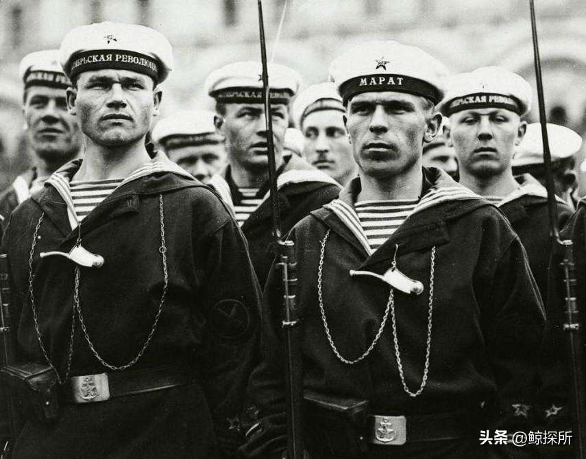 深圳同志导航报道：美国9500吨军舰挑衅苏联3000吨的护卫舰，到底谁能赢呢