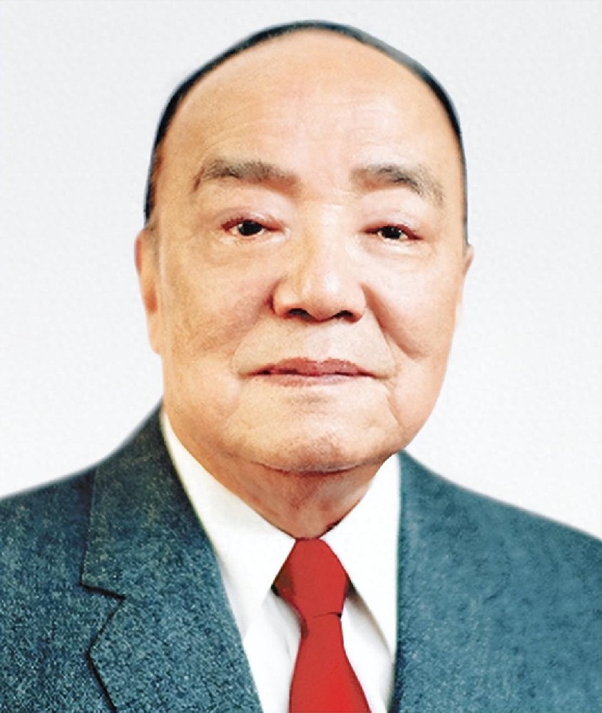 他身世显赫，为富家子弟，继任杨尚昆职务成为广东省委书记，推动广东经济快速发展