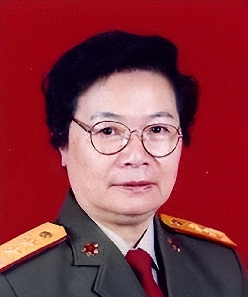 这家庭堪称全球最高军衔家庭：中国首位女中将，丈夫是上将，父亲更是元帅！
