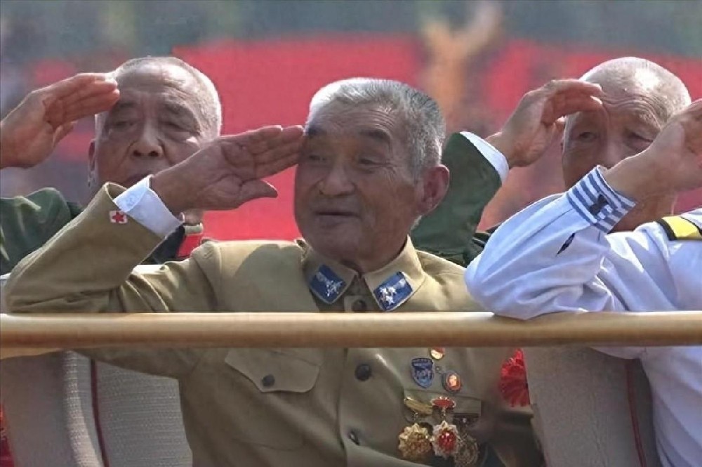 2019年，河北一位老汉看阅兵典礼时吓了一跳：“这不是村里的老吴吗？”