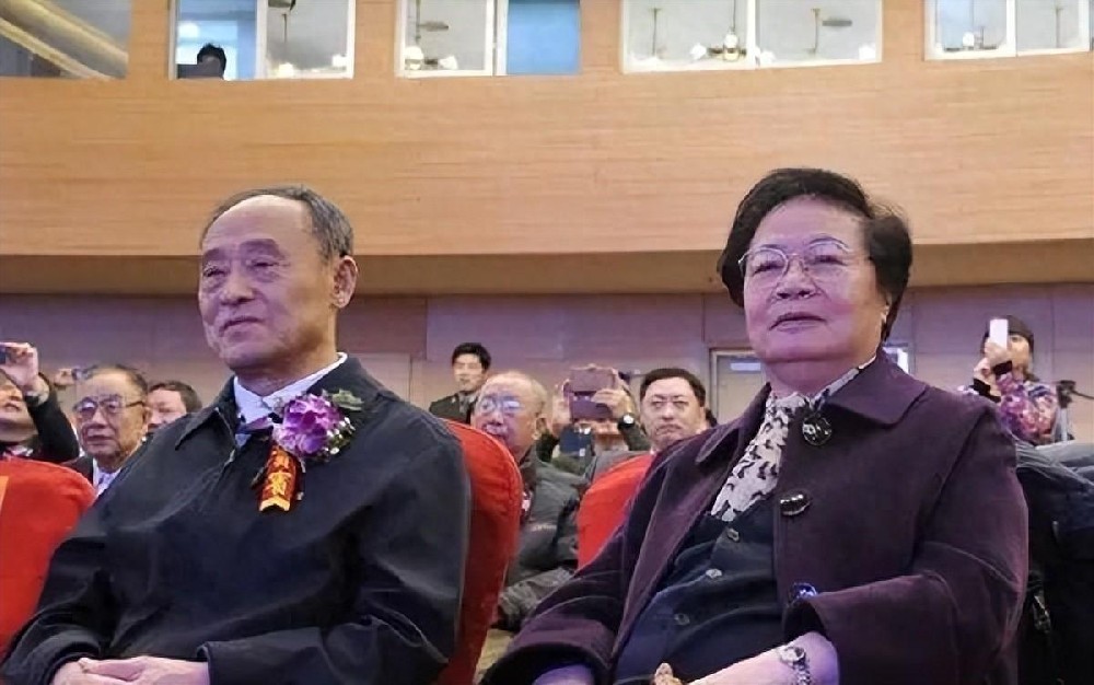 中国首位女中将，丈夫是上将，父亲更是元帅，构成了全球最高军衔家庭