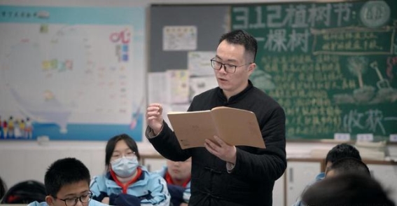 点亮语文课堂，培养自信表达的少年文学家
