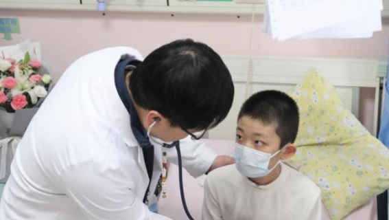 12岁男孩人工心脏植入手术成功，苏州医护团队迎来突破
