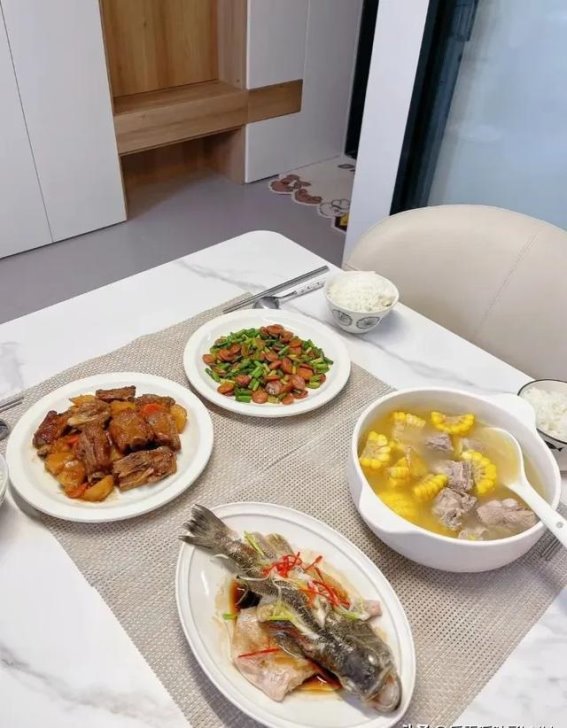 夏日晚餐这样吃，真的太棒了，有肉有菜有汤