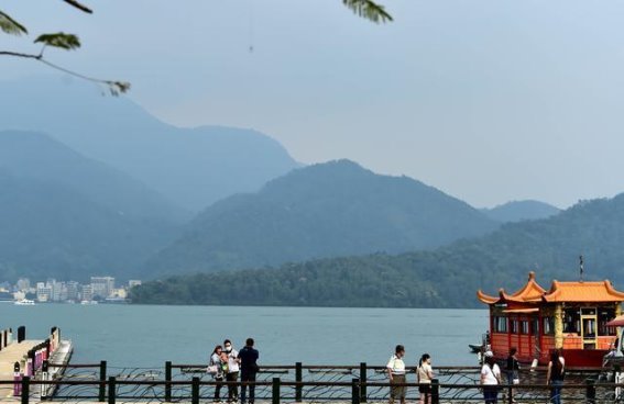 民进党当局“禁团令”：给两岸旅游交流套上紧箍咒引言近日，在台北观光博览会上，前来寻找赴大陆旅行团的台北市民陈先生和他的老伴失望而归。这对年过六旬的夫妇，本想趁着退休时光，报个旅行团去大陆游览壮丽山河和人文古迹，结果却发现根本没有相关团体旅游项目。这一切，都源于民进党当局的“禁团令”，让原本热络的两岸旅游交流陷入停滞，给两岸民众带来了诸多不便和失望。