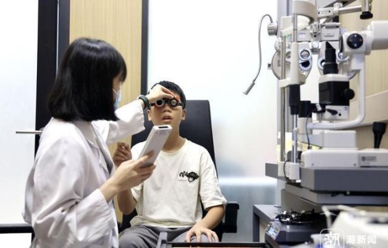 暑期尾声眼科高峰期：保护孩子视力的两个关键提醒
