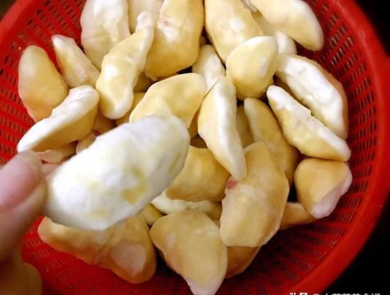 秋天的馈赠：菱角的营养价值、食用方法与注意事项