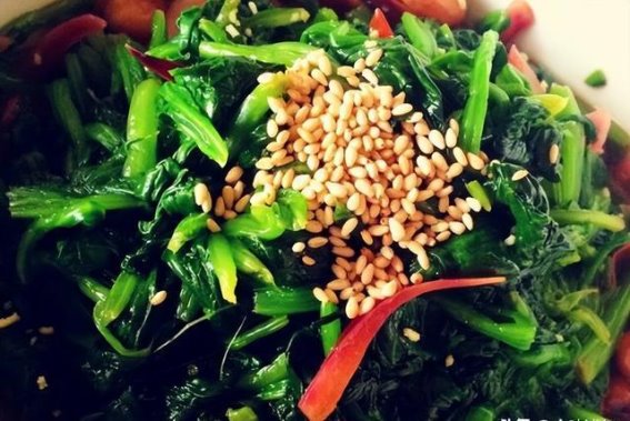 买1斤菠菜，教你做凉拌风味的家常菜，解热毒，利肠胃，嘎嘎下饭