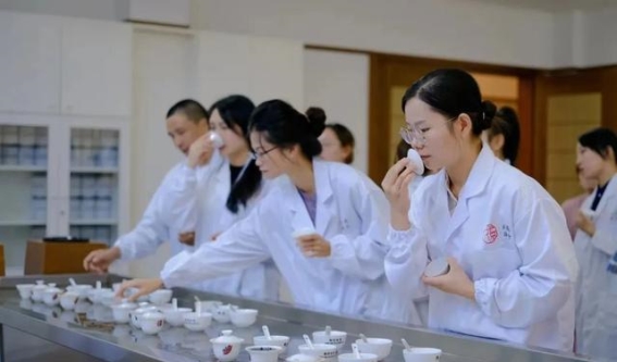 武夷山：打开喝茶的正确方式——看、听、闻、尝、摸
