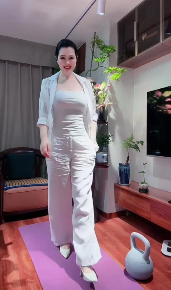 她嘴角微微上扬莞尔一笑：12你这么白的女人真没见过奶奶滴个熊
