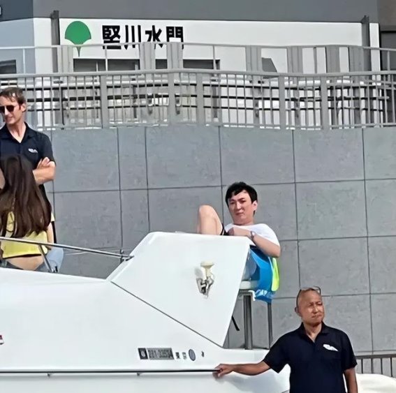 王思聪的奢华生活：游艇上的炫目瞬间与公众的多重视角