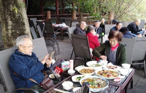 六旬老人一年一壶茶，体检结果揭示健康秘密
