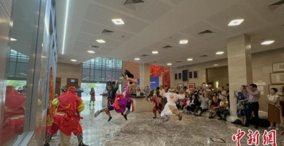 广东揭阳青年英歌队在新加坡展示中华文化魅力，赢得国际赞誉！