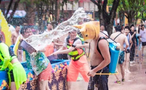 揭秘重庆玛雅海滩·泰Style泼水节：挑战全民泼水大赛，赢取泰国往返机票！随着夏日来临，重庆市民将迎来一场别开生面的全民泼水盛宴——重庆玛雅海滩·泰Style泼水节。这不仅是一场简单的水上娱乐活动，更是一场挑战全家参与的水上大赛，胜者将荣获重庆往返泰国的机票大奖！