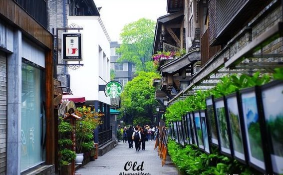 四川旅行攻略：五天四晚轻松玩转经典景点我曾两次踏上成都的土地，第一次的经历让我对旅行团心生警惕，而第二次的旅行则彻底改变了我对旅行团的看法。这次，我将与大家分享我总结的宝贵经验，以及推荐一个非常靠谱的导游——小杰，帮助你轻松愉快地玩转四川。