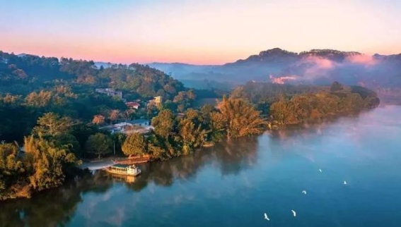穿越红色印记，探访岭南革命路——增城红色旅游线路详解随着2024年“百县千镇万村高质量发展工程”首站活动在增城拉开帷幕，广东省增城区推出了环南昆山—罗浮山增龙博红色旅游精品线路，将岭南山川的壮美与革命先辈的热血故事紧密相连。这条线路不仅仅是旅游的路径，更是一次对红色历史的深度探索和传承。