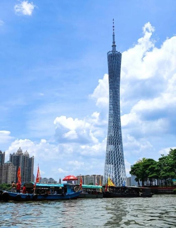 广州旅游攻略：岭南文化与现代都市的完美融合广州，这座既古老又现代的城市，常被称为“羊城”或“花城”，是中国南方的重要门户，也是广东省的省会。拥有2200多年悠久历史的广州，既是海上丝绸之路的起点之一，又以其繁荣的经济、美味的美食和丰富的文化吸引着四面八方的游客。今天，就让我们一起探索这座岭南文化与现代都市完美融合的城市，感受广州的独特魅力。