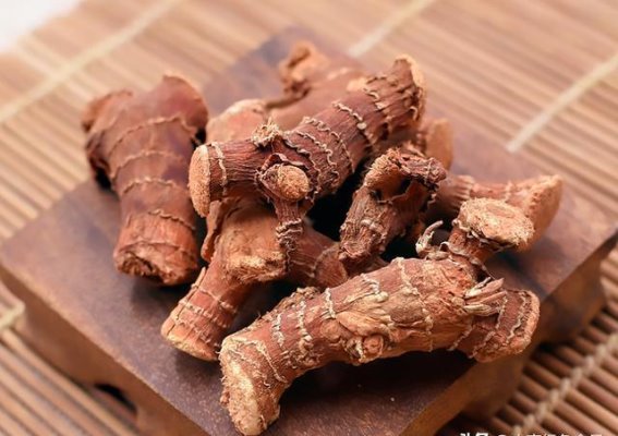 《四种香料让猪蹄软糯脱骨，满口留香的烹饪艺术》