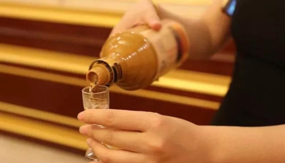 酒的沉淀与品味：在岁月中品味生活的深情诗篇