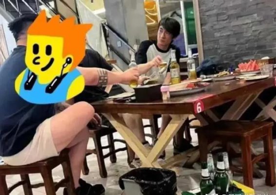 林更新回老家，和小伙伴街边撸串，太接地气了