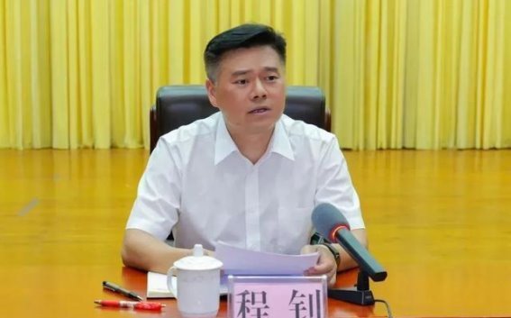程钊的职业轨迹：从学术精英到钟山县委书记的升迁之路
