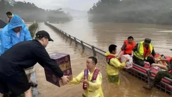 桂林抗洪救灾：城市坚韧展现，人民团结抗击自然灾害桂林，素有“山水甲天下”之美誉，近日却遭遇自1998年以来最大的洪灾。洪水肆虐，多条主要河流水位飙升，挑战着这座古城的极限。面对如此严峻的防汛形势，桂林海事局迅速响应，启动防汛一级应急响应，并组织力量全力以赴投入抗洪救灾的战斗中。