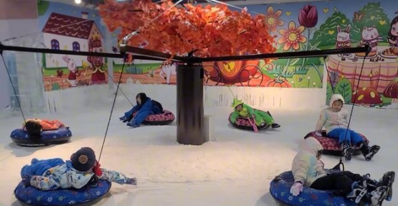冰雪乐园里的欢乐时光，童真重现