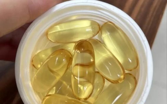 鱼油的双面刃：中年人健康的守护者还是潜在的风险？